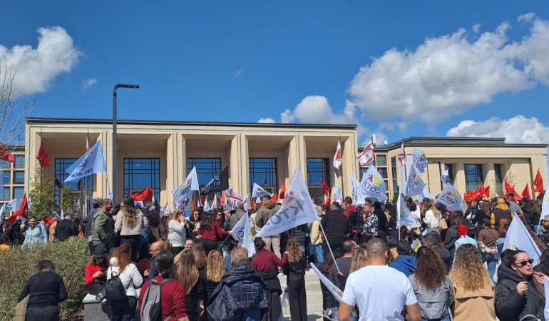 SENDİKALAR GREVİ ASKIYA ALDI