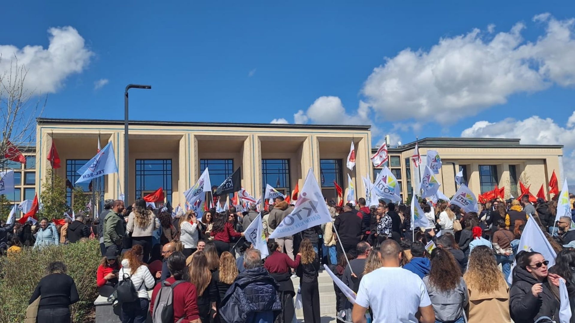 SENDİKALAR GREVİ ASKIYA ALDI