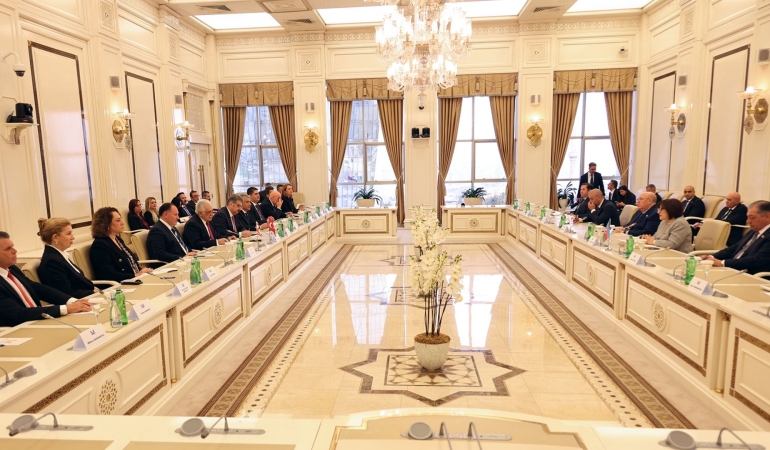 MECLİS BAŞKANI ÖZTÜRKLER BAKÜ’DE… ÖZTÜRKLER, AZERBAYCAN MİLLİ MECLİSİ BAŞKANI GAFAROVA İLE GÖRÜŞTÜ