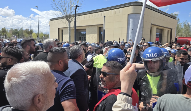 GREVE GİDEN KAMUDA ÖRGÜTLÜ SENDİKALAR, MECLİS ÖNÜNDE EYLEMDE