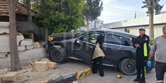 Lefkoşa’da kaza: Bahçe duvarına çarptı, 1 yaralı