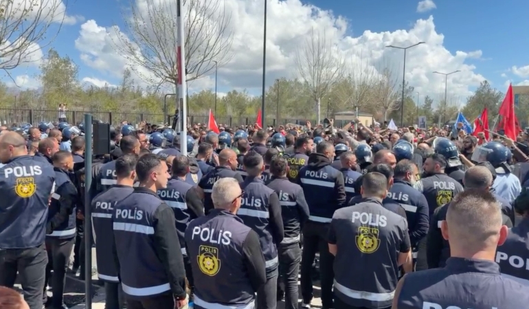 MECLİS ÖNÜNDE TANSİYON YÜKSELDİ: BARİKATLAR YIKILDI!