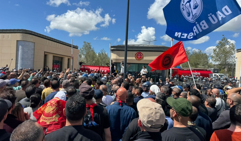 MECLİS KAPISINDA KRİTİK ANLAR: SENDİKALARDAN HÜKÜMETE SÜRE!