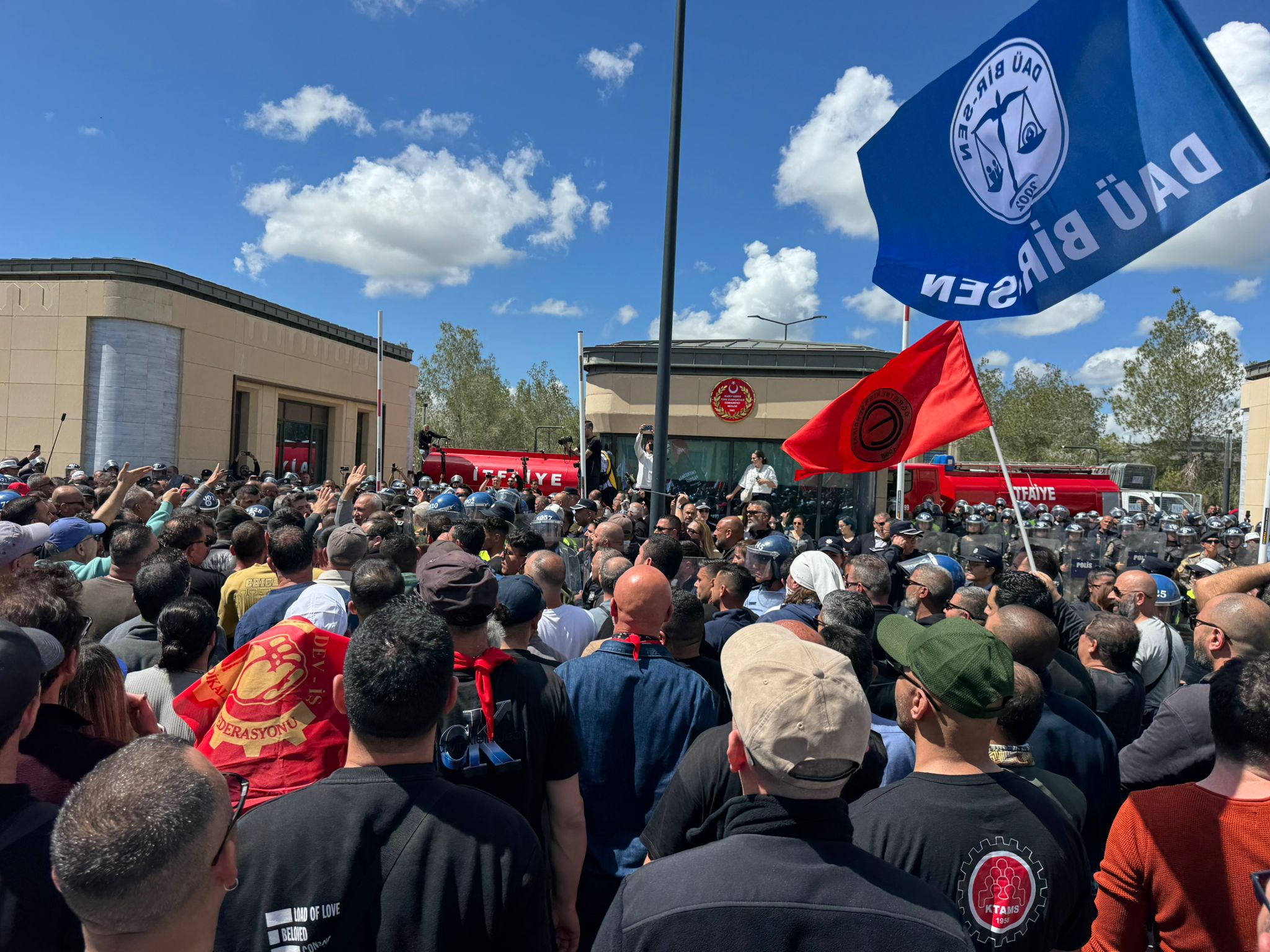 MECLİS KAPISINDA KRİTİK ANLAR: SENDİKALARDAN HÜKÜMETE SÜRE!