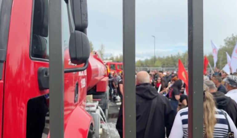 MECLİS ÖNÜNDE OLAĞANÜSTÜ GÜVENLİK ÖNLEMLERİ: SENDİKALAR VE HALK TOPLANDI