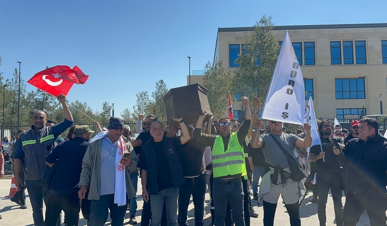 MECLİS’TE SEMBOLİK EYLEM: HÜKÜMETİN TABUTU KALDIRILDI