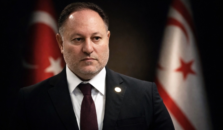 ÖZTÜRKLER: BAYRAK VE POSTER YAKMAK ÇÖZÜM DEĞİL, NEFRETİN GÖSTERGESİDİR