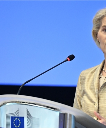 ab-komisyonu-baskani-von-der-leyen-fosil-yakitlara-bagimliligin-avrupayi-savunmasiz-hale-getirdigini.jpeg