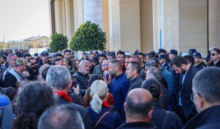 SENDİKALAR BAŞBAKAN ÜSTEL’İ HAVAALANINDA KARŞILAMAYA HAZIRLANIYOR