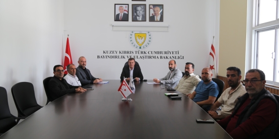 Bayındırlık ve Ulaştırma Bakanı Arıklı, Kıbrıs Türk Taksiciler Dernekleri Federasyonu’nu kabul etti