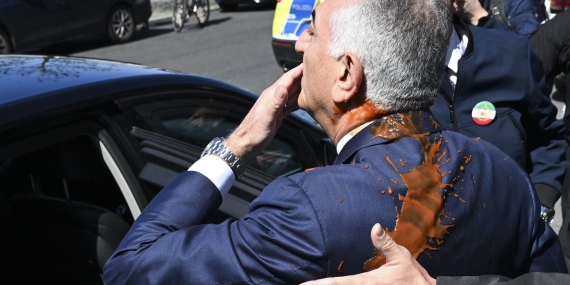 Berlin’de, İran’ın devrik Şah’ının oğlu Pehlevi’ye kırmızı sıvı atıldı