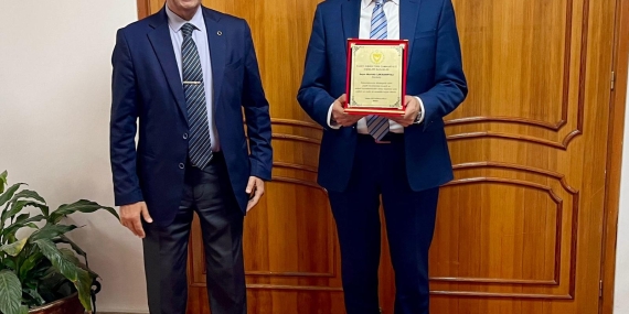 Dışişleri Bakanı Ertuğruloğlu’ndan emekli olan Lakadamyalı’ya teşekkür plaketi