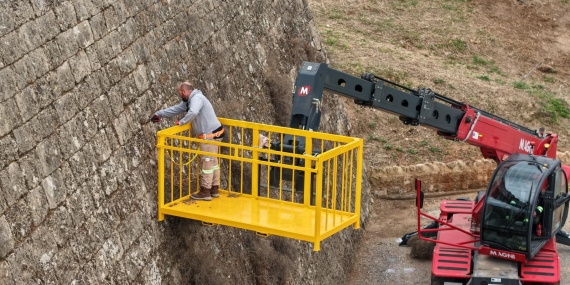Gazimağusa Belediyesi, surlarda temizlik çalışmalarına başladı