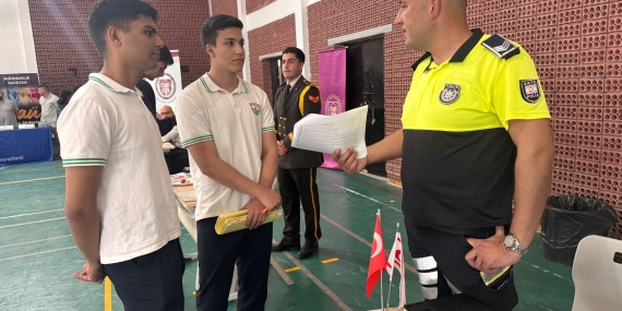Girne Anafartalar Lisesi’ndeki kariyer gününde polis mesleği tanıtıldı