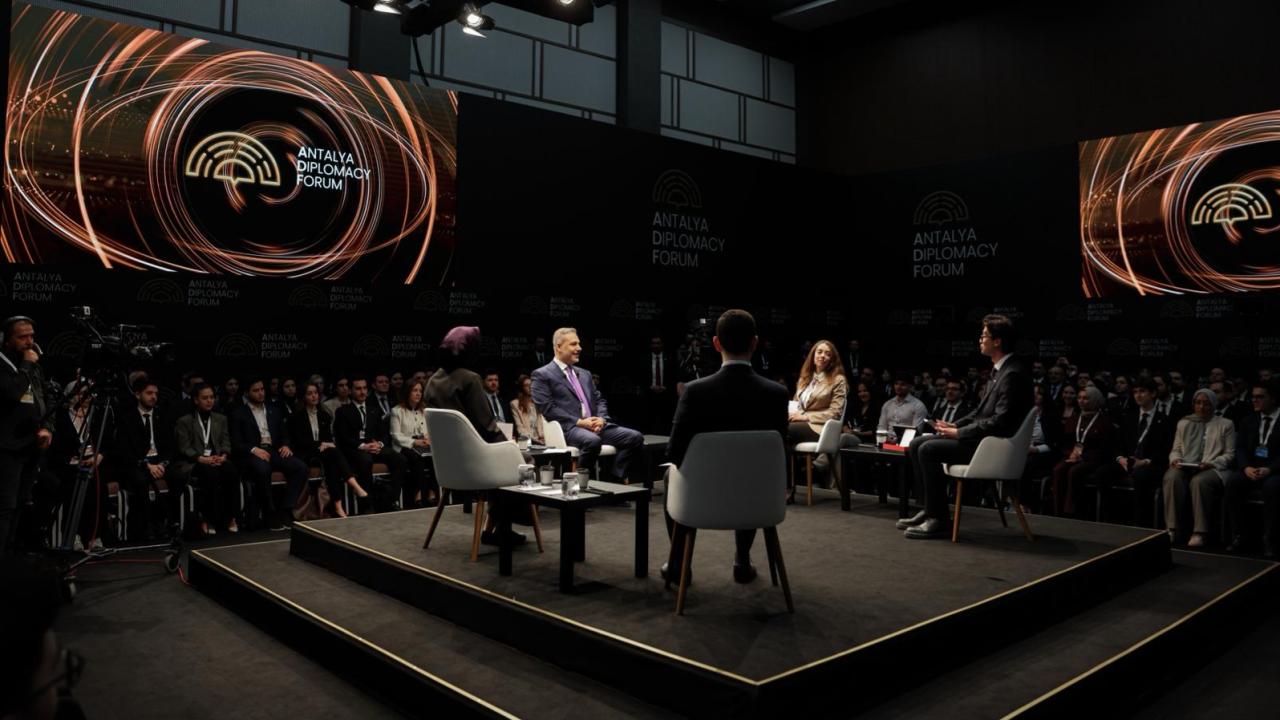 Bakan Fidan, ‘ADF Youth’ etkinliğinde gençlerle bir araya geldi