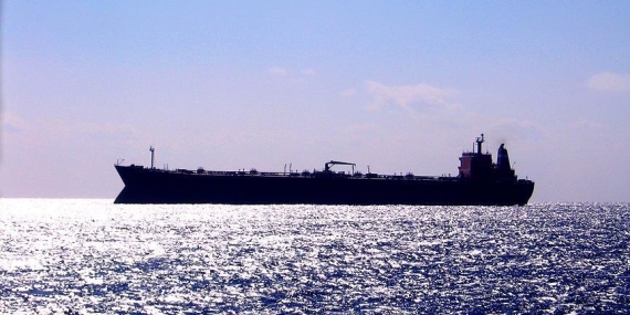 İran, Umman Denizi’nde bir konteyner gemisine ateş açtı