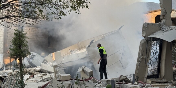 İsrail ordusu, Lübnan’ın güneyindeki Meys el-Cebel beldesinde evleri ateşe verdi