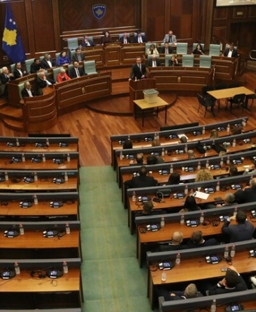 kosovada-meclis-yeni-cumhurbaskanini-secemedigi-icin-yeniden-erken-genel-secime-gidiliyor.jpeg