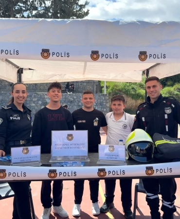 laptadaki-kariyer-gununde-polis-ve-itfaiye-meslekleri-tanitildi.jpeg