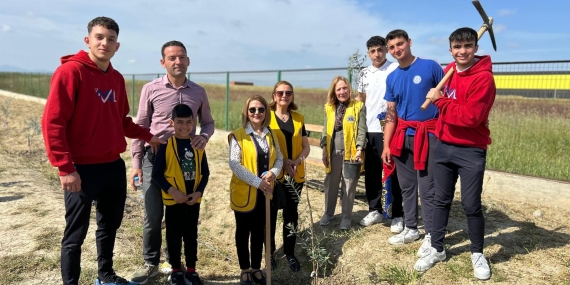 Lefkoşa Başkent Lions Kulübü, Meral-Vedat Ertüngü Lisesi’nde fidan dikim etkinliği düzenledi