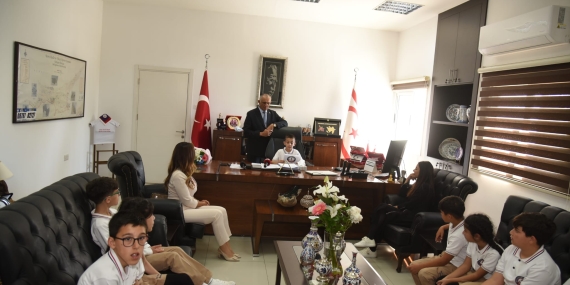 Milli Eğitim Bakanı Çavuşoğlu makamını Şht. Yalçın İlkokulu öğrencisi Hasan Basmaz’a devretti