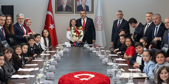 23 Nisan’da Milli Eğitim Bakanlığı koltuğuna 11 yaşındaki Defne oturdu