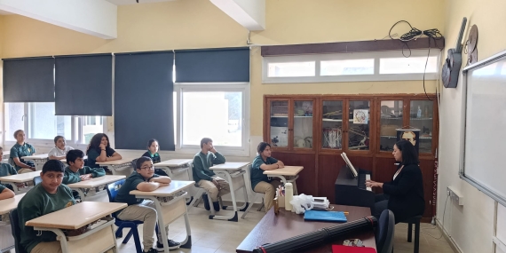 Okullara piyano ve perde bağışı…