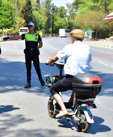 polis-elektrikli-scooterlar-ile-ilgili-kurallari-hatirlatti-uyarilarda-bulundu-scaled.jpeg
