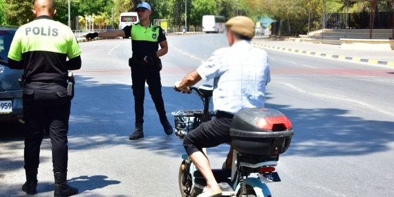 Polis, elektrikli scooterlar ile ilgili kuralları hatırlattı, uyarılarda bulundu…