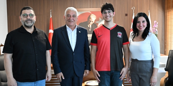 Şampiyon satranç oyuncusu Emre Şeb, Özçınar’ı ziyaret etti