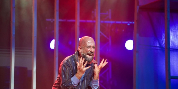 ): Sanatçı Abdullah Öztoprak’ın tiyatro oyunu ‘Parçalayanım… Parçalarım’ yarın ve pazartesi LAÜ’de sahnelenecek