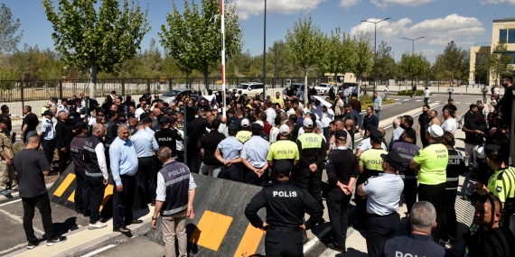 Taksiciler eylemlerini Meclis önüne taşıdı