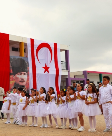 tc-lefkosa-buyukelciligi-ve-yunus-emre-enstitusu-23-nisan-dolayisiyla-mehmetcik-ilkokulunda-etkinlik.jpeg