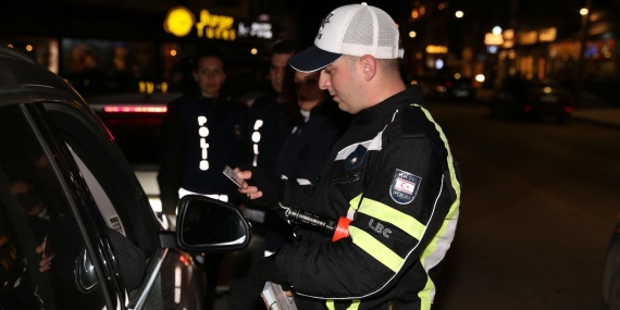 Trafik denetimlerinde 308 sürücü rapor edildi, 2 sürücü tutuklandı