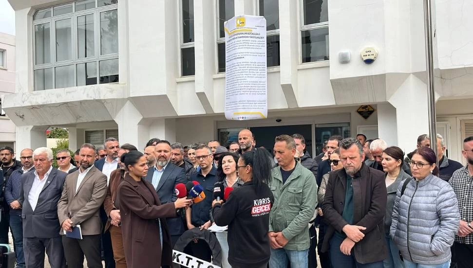 SENDİKALARDAN KTTO ÖNÜNDE SİYAH ÇELENKLİ PROTESTO: “ÇİÇEK DEĞIL, ADALET İSTİYORUZ!”