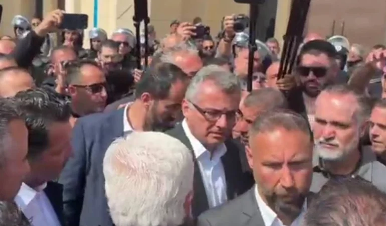 CUMHURBAŞKANI TUFAN ERHÜRMAN MECLİS ÖNÜNE İNEREK EYLEM ALANINA KATILDI