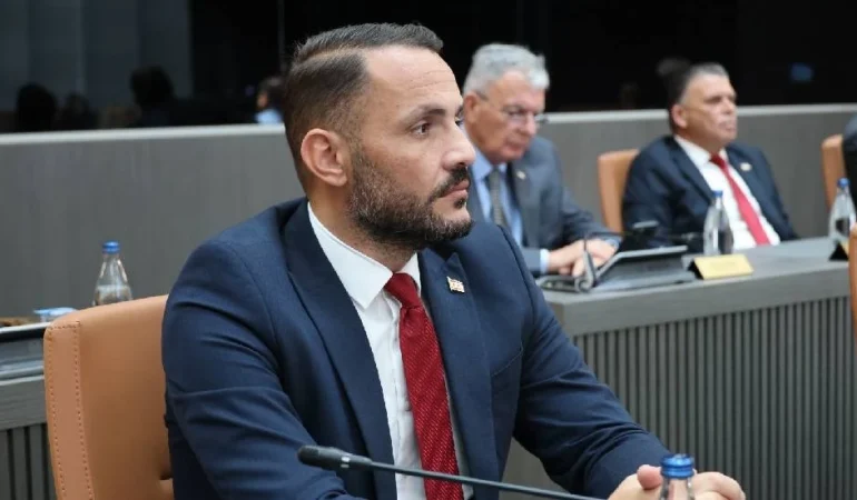 MECLİS’TE ÇİRKİN DİYALOG: “SAHTE DİPLOMALI” DEDİ, “GERİZEKALI” YANITI ALDI!