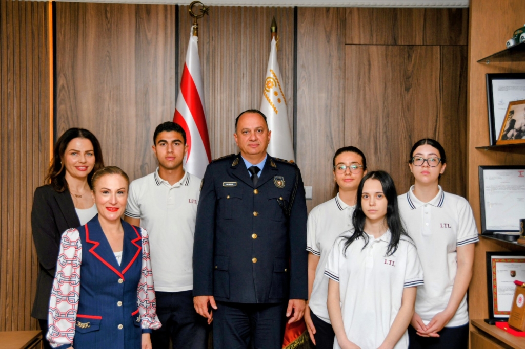 Polis Genel Müdürü Adalıer Lefkoşa Türk Lisesi öğrencilerini kabul etti