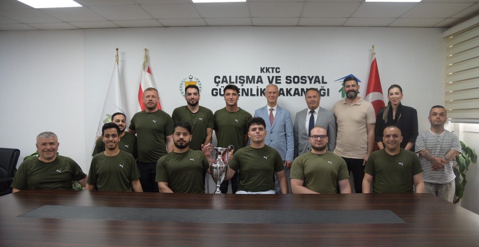 Hasipoğlu, Vakıflar Tekerlekli Sandalye Basketbol Takımı'nı kabul etti