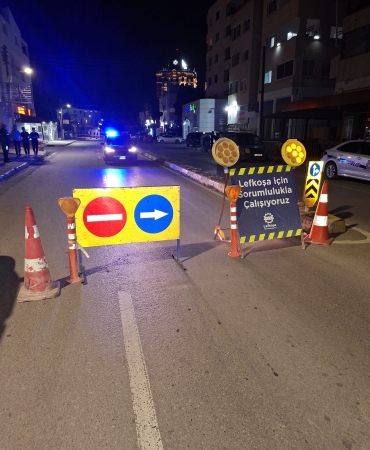 Lefkoşa'da Atatürk Caddesi üzerinde yolda çökme meydana geldi