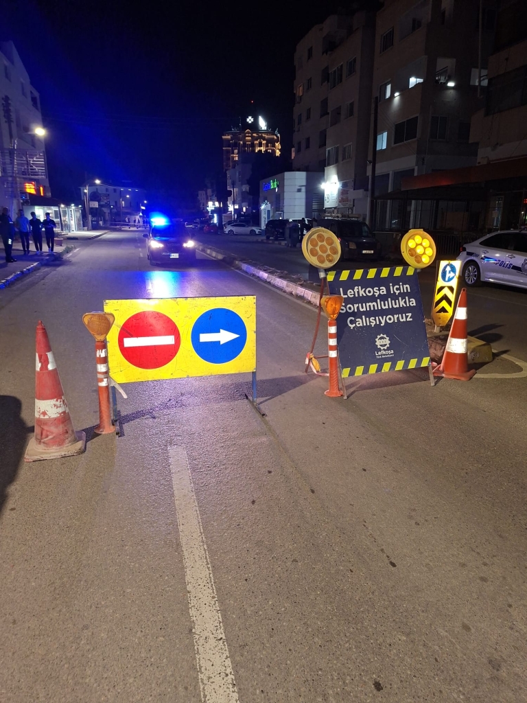 Lefkoşa'da Atatürk Caddesi üzerinde yolda çökme meydana geldi