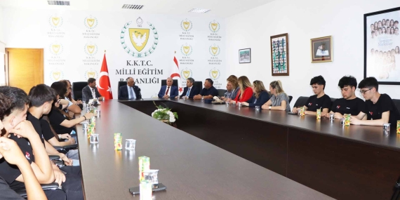 Çavuşoğlu, Polatpaşa Lisesi ve kardeş okulu Üsküdar Validebağ Fen Lisesi öğrencilerini kabul etti