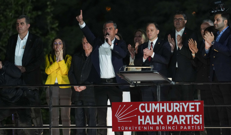1779434127334AA-20260521-41460581-41460578-OZGUR_OZEL_CHP_GENEL_MERKEZI_ONUNDE_TOPLANANLARA_SESLENDI.jpeg