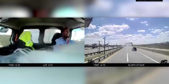 Uçak iniş sırasında kamyona çarptı