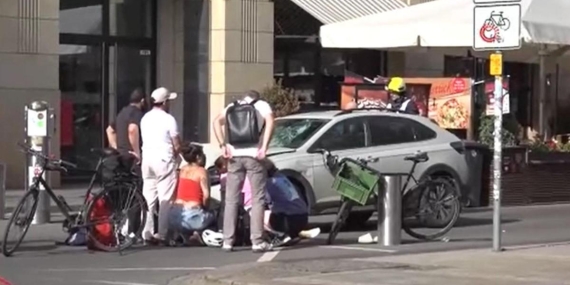 Almanya’da araç kalabalığın arasına daldı: Ölü ve yaralılar var