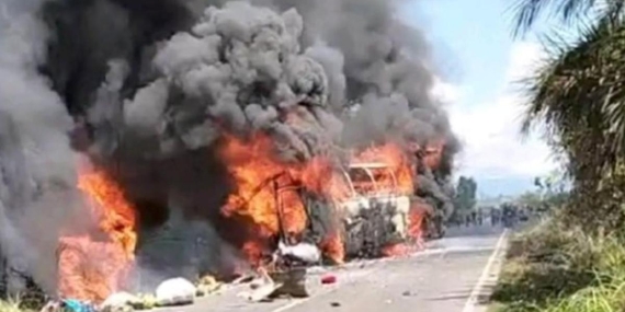 ENDONEZYA’DA FECİ KAZA! Yolcu otobüsü ile yakıt tankeri çarpıştı: 16 ölü