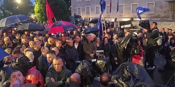 Arnavutluk’ta sokaklar yine karıştı | Video