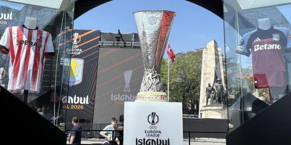 UEFA Avrupa Ligi Finali: İlhan Mansız, kupayı Beşiktaş Meydanı’na getirdi!