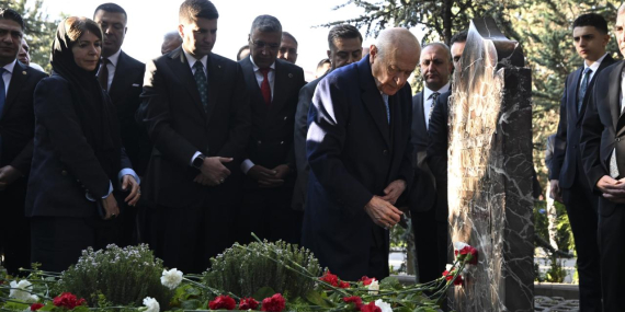 Devlet Bahçeli, Alparslan Türkeş’in kabrini ziyaret etti