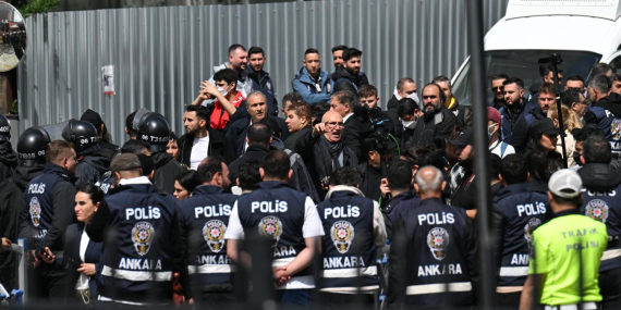 Emniyet ekipleri, CHP Genel Merkezi’ne girdi